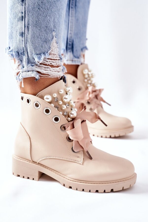 Beige shoes with pearls
