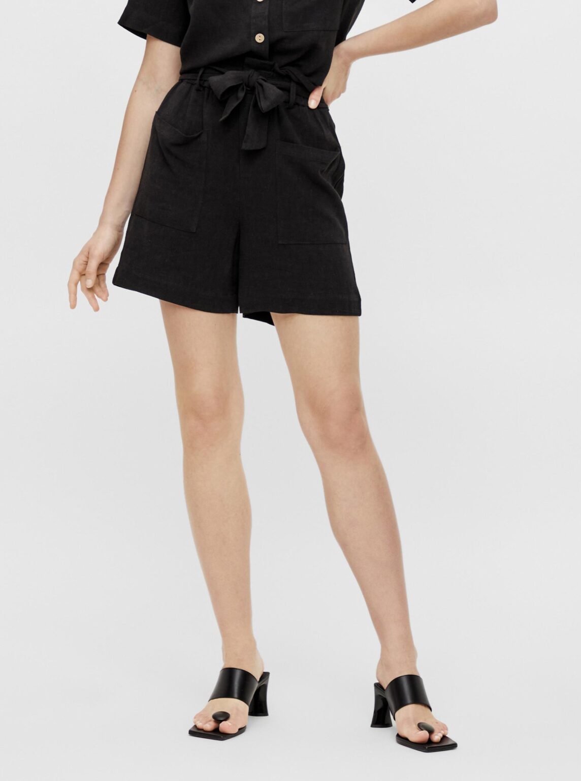 Black shorts with a blend of linen. OBJECT Snakes - Women