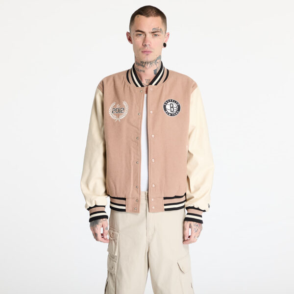 Bomber New Era Brooklyn Nets NBA Lifestyle Beige Varsity Jacket UNISEX Beige XS-alacsony-ár