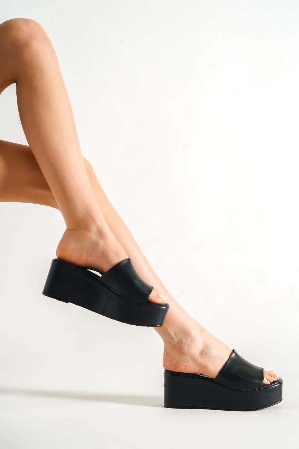 Capone Outfitters Capone Women's Wedge Heels and Single Strap Women's Flatform Slippers.