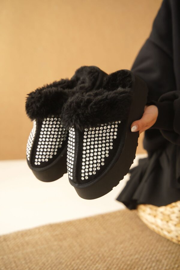 Capone Outfitters Furry Closed Toe Stoned Women's Slippers