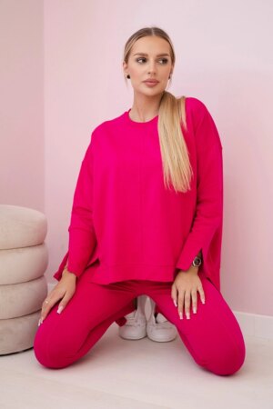 Complete with an oversized blouse in fuchsia color