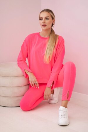 Complete with an oversized blouse in pink neon color