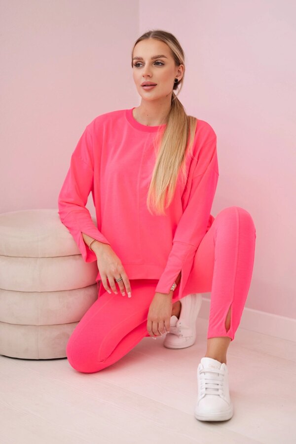 Complete with an oversized blouse in pink neon color