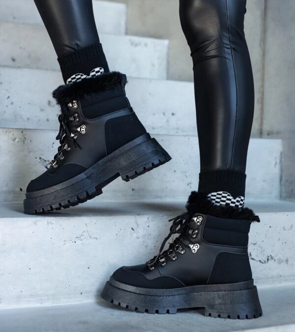 D/CEO Black snowboots Arana
