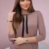 Dress with a tie at the neck mocca