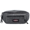 EASTPAK Övtáska 'Doggy'  bazaltszürke / sötétszürke / piros / fehér