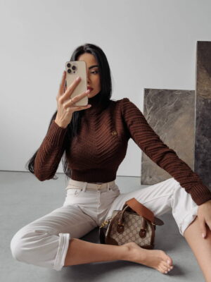 EMMIE 2023 OLAVOGA Brown Turtleneck EMMIE 2023 OLAVOGA Brown Turtleneck