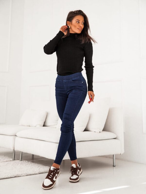Fitted trousers with zipper at back