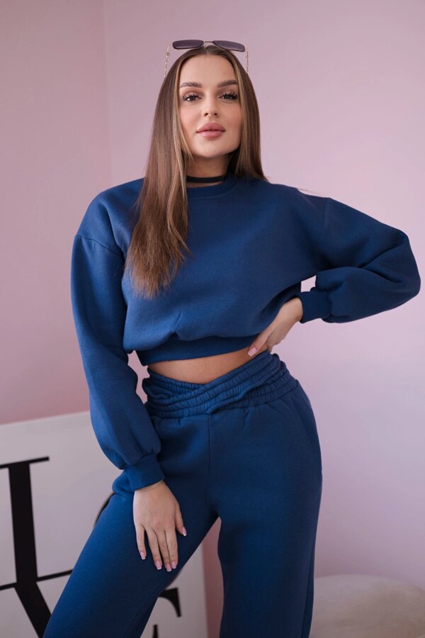 Insulated ensemble with short sweatshirt jeans