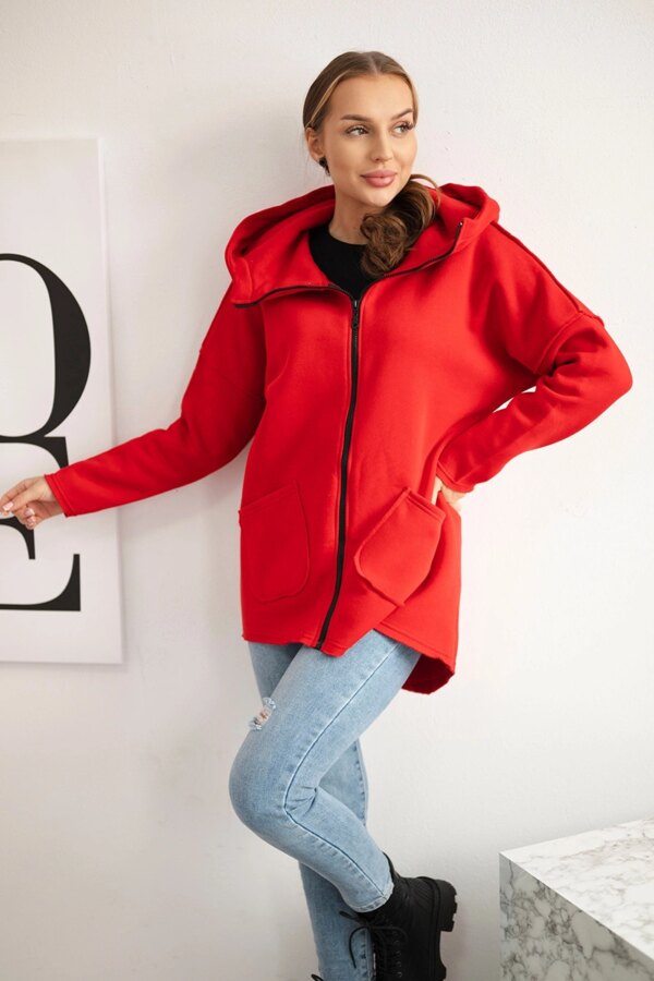 Insulated sweatshirt with a longer back and red pockets
