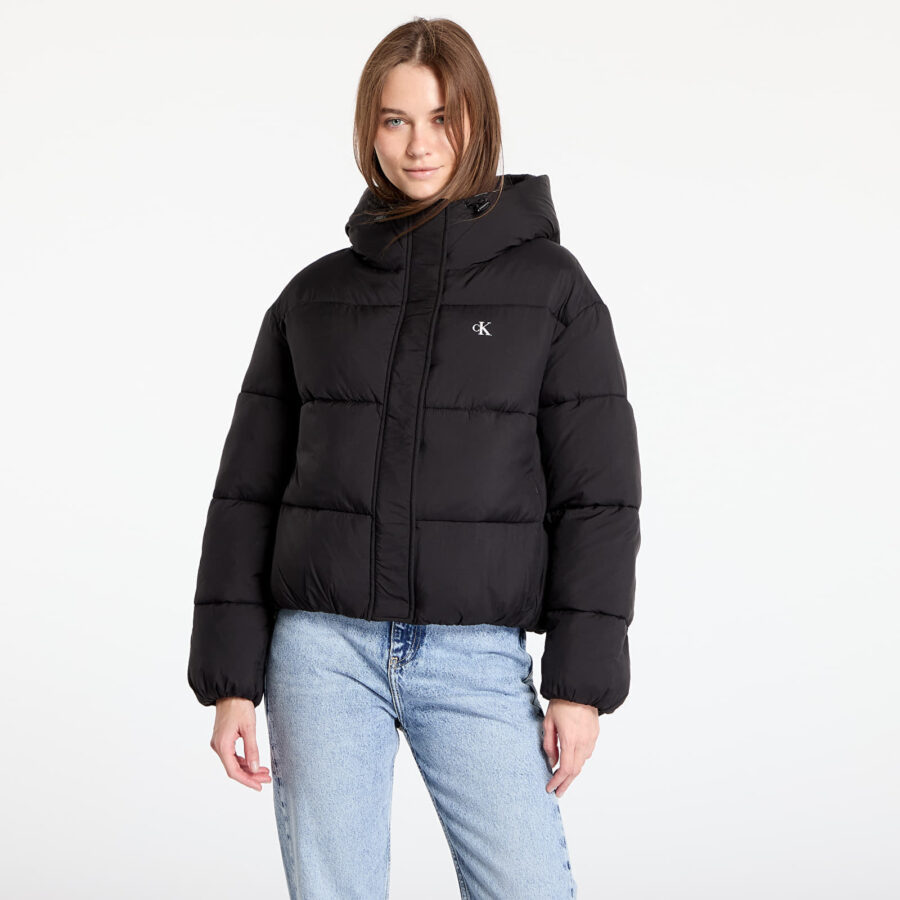 Kabát Calvin Klein Jeans Logo Short Hooded Puffer Jacket Black L-alacsony-ár