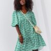 Loose green dress with puff sleeves