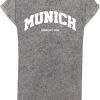 Merchcode Póló 'Munich Wording'  bazaltszürke / fehér-Ár