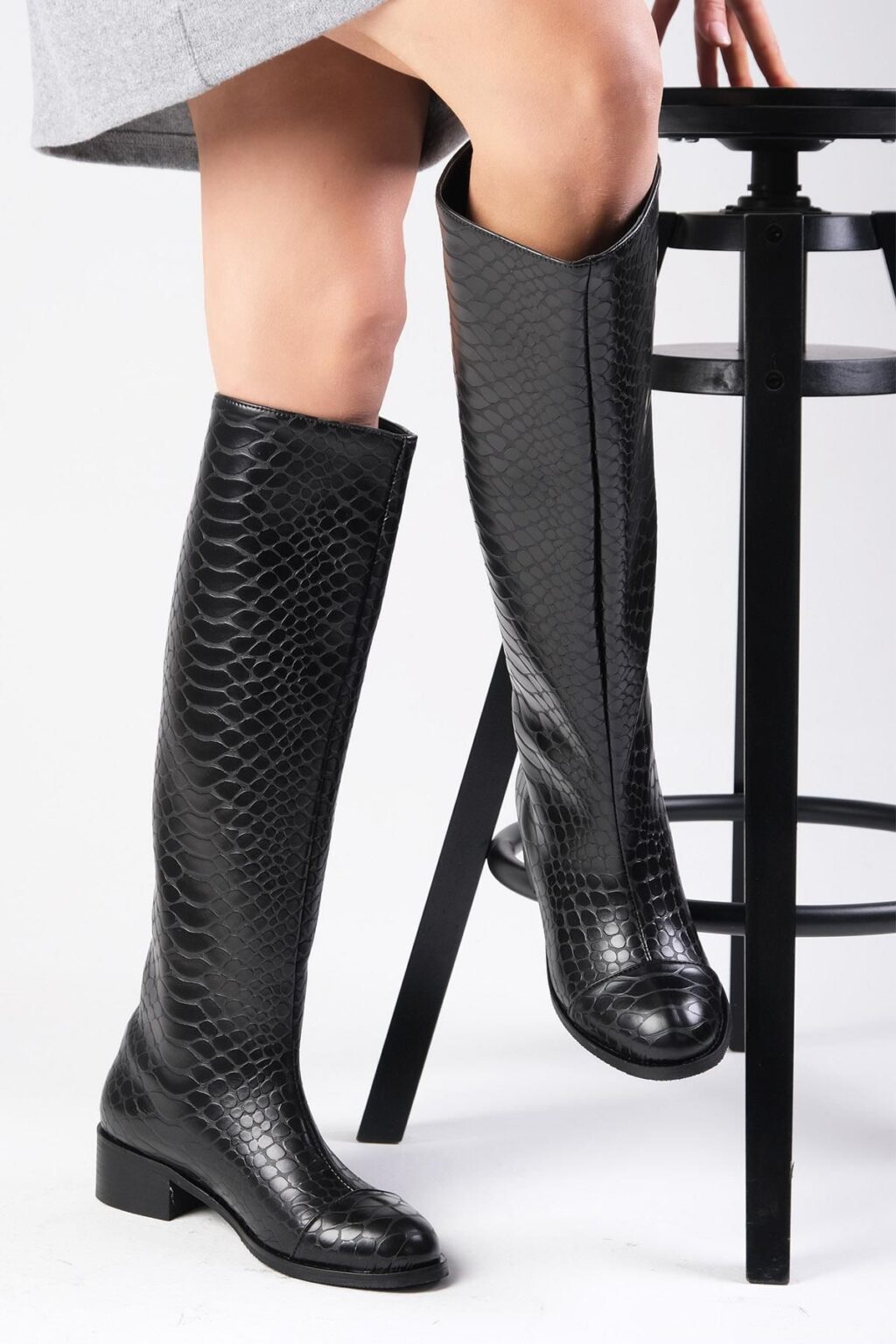 Mio Gusto Parley Black Color Alligator Printed No Zipper With Thin Faux Für Lined Women's Boots.