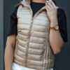 Női steppelt mellény állógallérral STYLISHZ camel Dstreet