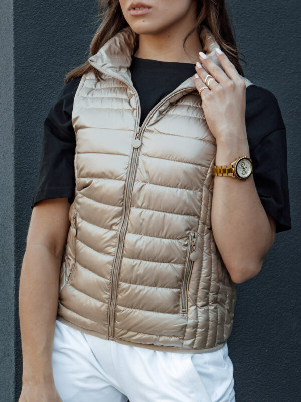 Női steppelt mellény állógallérral STYLISHZ camel Dstreet