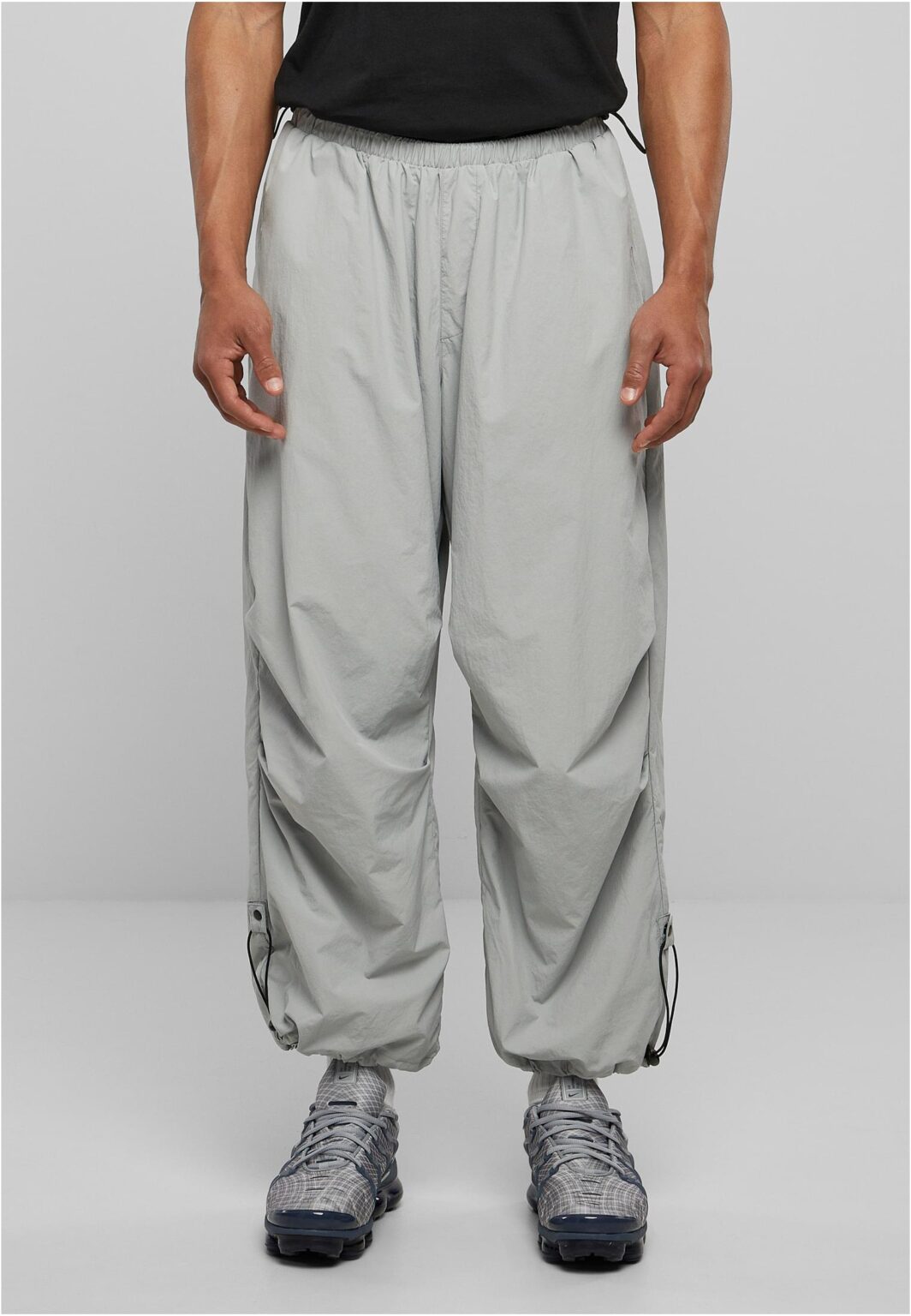 Nylon parachute pants made of light asphalt