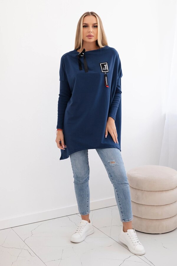 Oversize sweatshirt with asymmetrical hips jeans