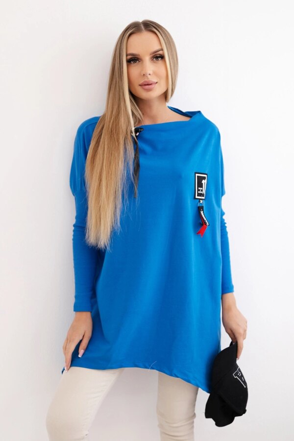 Oversize sweatshirt with asymmetrical hips jeans