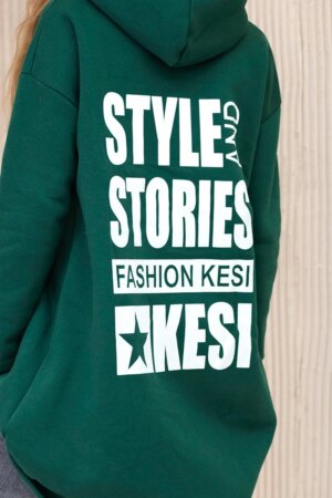Padded sweatshirt with a long back and hood dark green