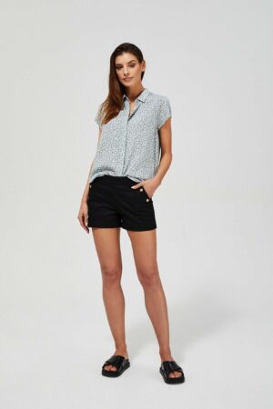 Rövidnadrág dekoratív gombokkal