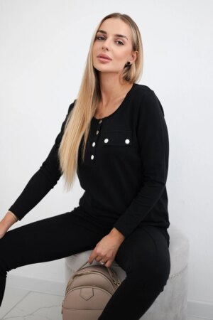 Set with a neckline with black snaps
