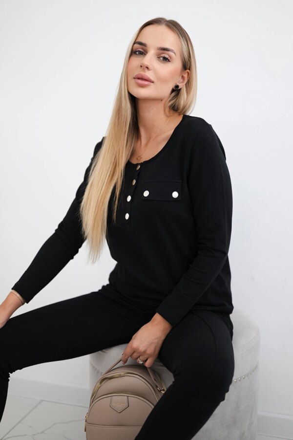 Set with a neckline with black snaps