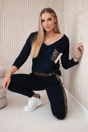 Set with a panther motif navy blue
