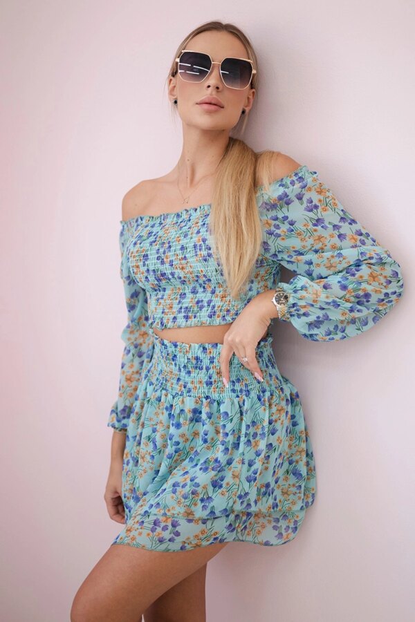 Set with mint flowers
