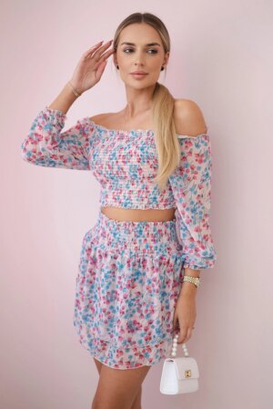 Set with powder pink flowers