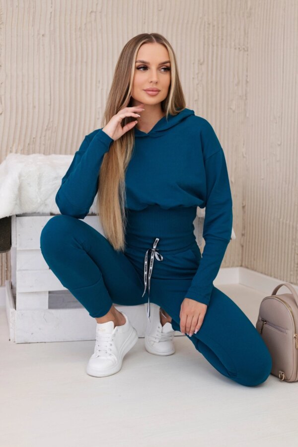 Set with wide cuffs in cyan color
