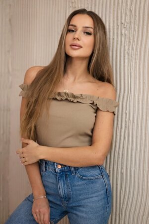 Shoulderless blouse with camel ruffles