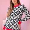 Sweater with a geometric motif in white color
