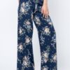 Swedish trousers decorated with a print in navy blue roses