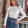 Sweter damski one size z bufkami ELENORI biały Dstreet