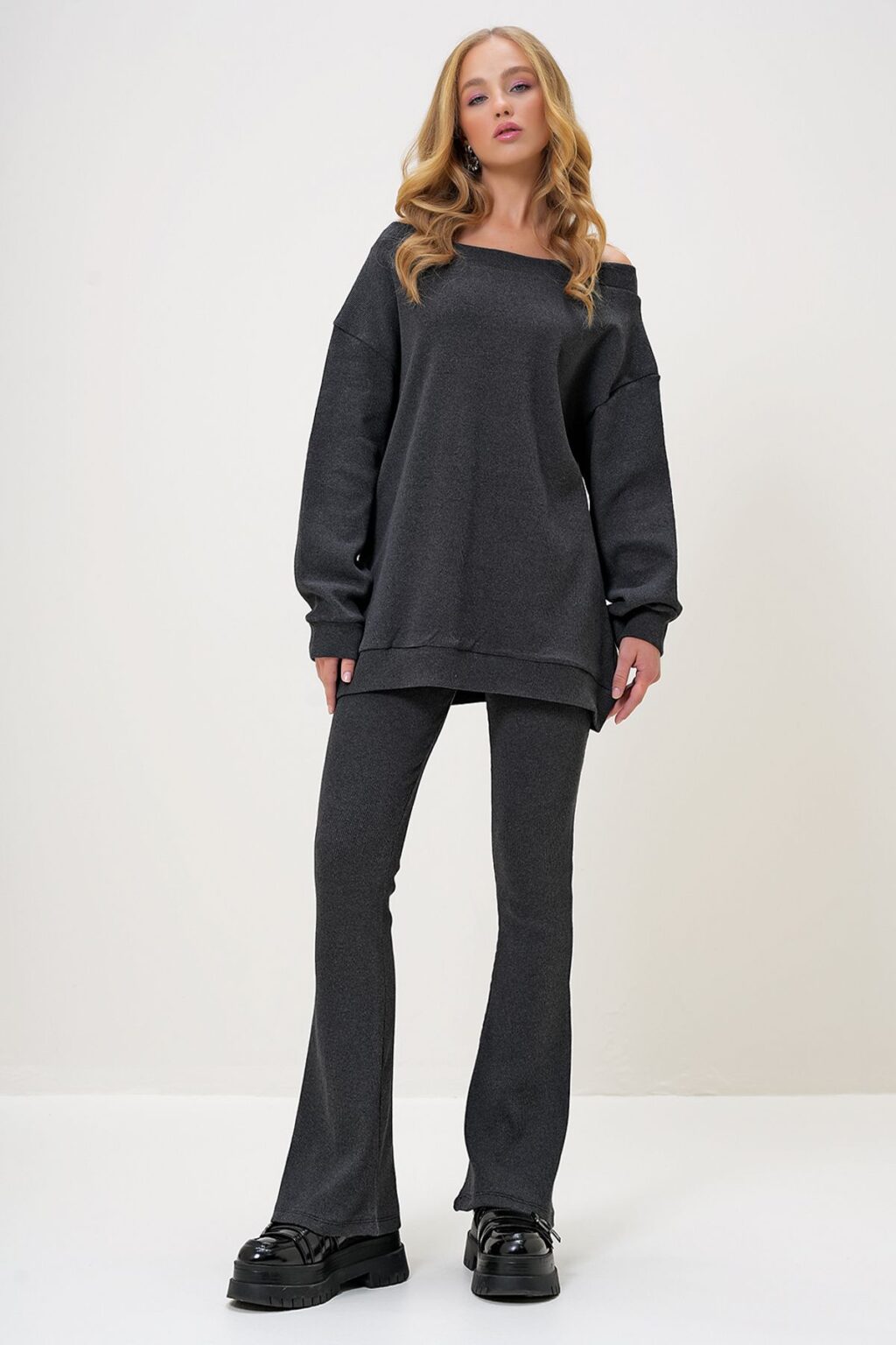Trend Alaçatı Stili Women's Anthracite Boat Neck Camisole Oversize Blouse and Bell-bottom Trouser Set