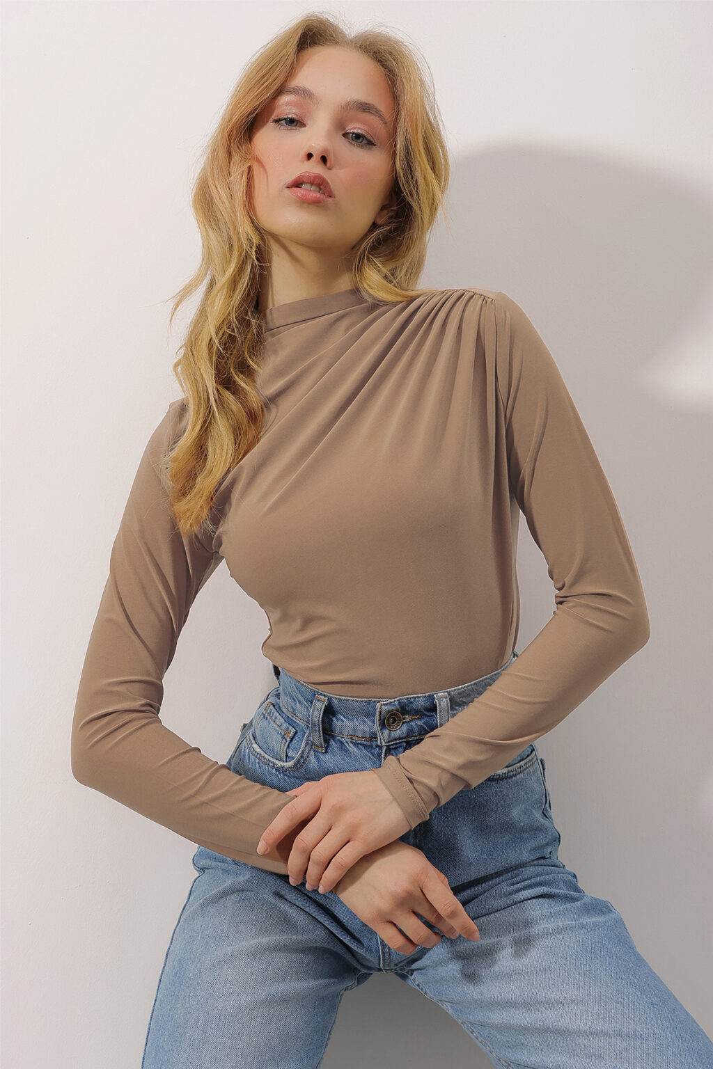 Trend Alaçatı Stili Women's Milk Brown High Neck Draped Shoulder Sandy Crop Blouse
