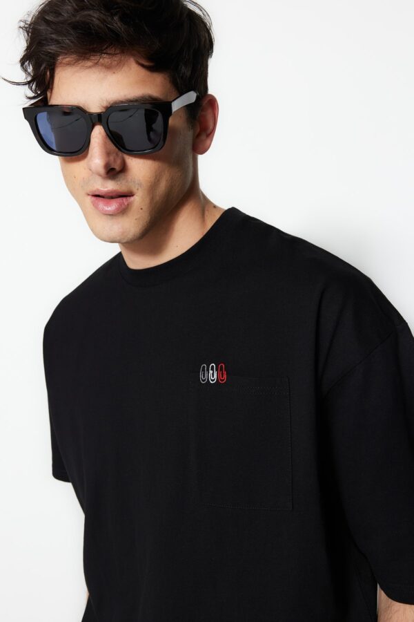 Trendyol Black Oversize/Wide Cut zsebes gemkapocs hímzett rövid ujjú 100% pamut póló
