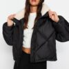 Trendyol Black Oversized plüss gallér részletes