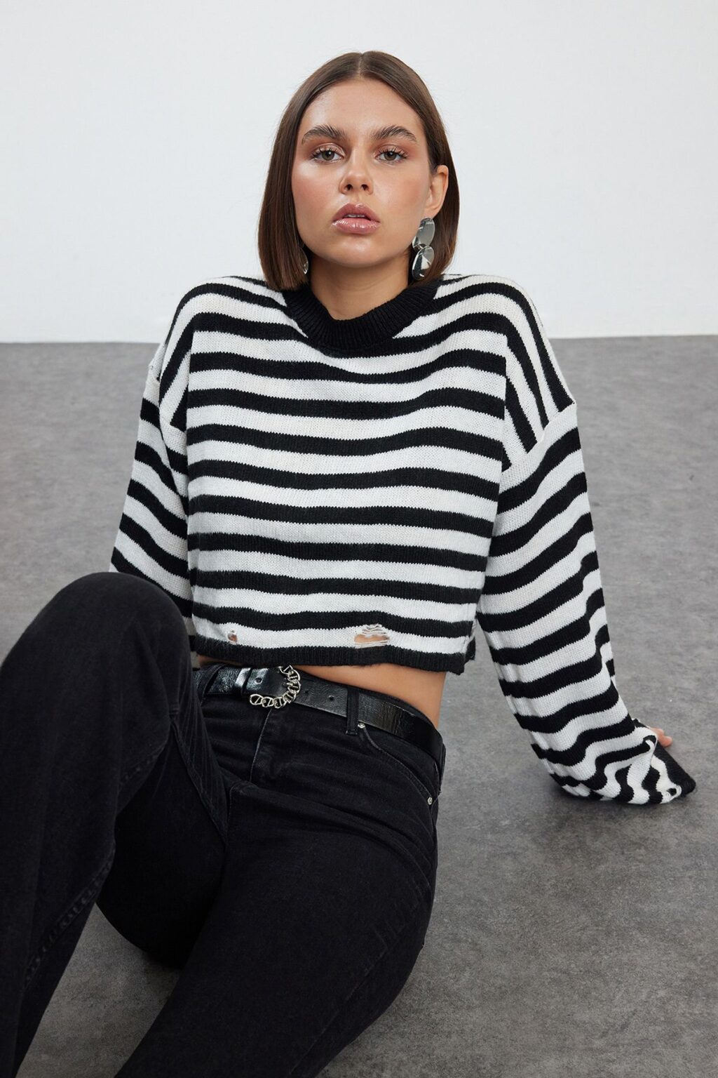 Trendyol Black Soft Textured Crew Neck Crop Knitwear Sweater