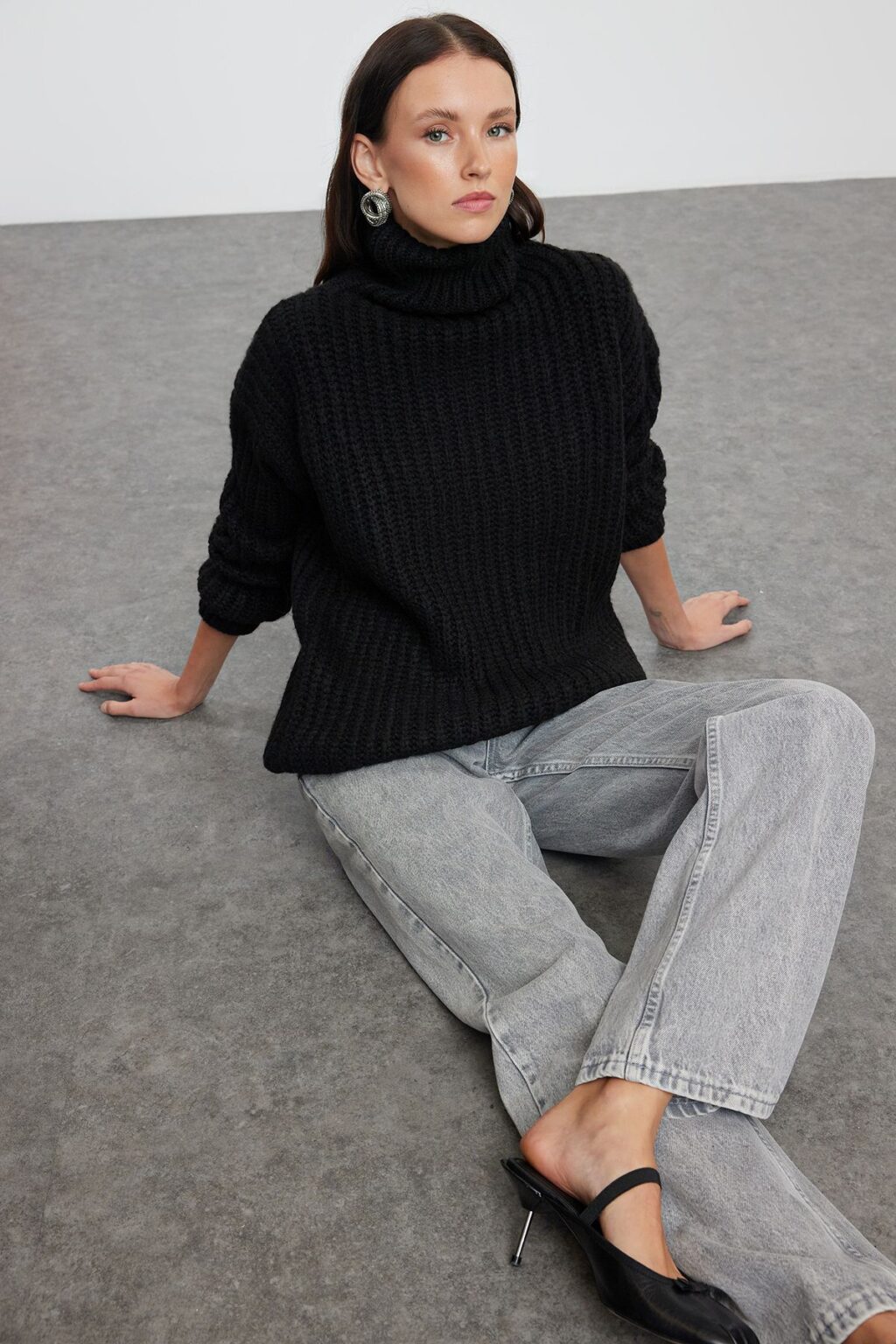 Trendyol Black Wide Fit Soft Textured Basic Knitwear Sweater