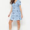 Trendyol Blue széles szabású szőtt virágmintás mini szőtt ruha