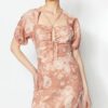 Trendyol Camel Floral A-line vászon megjelenésű mini szőtt ruha nyakkendő részletekkel