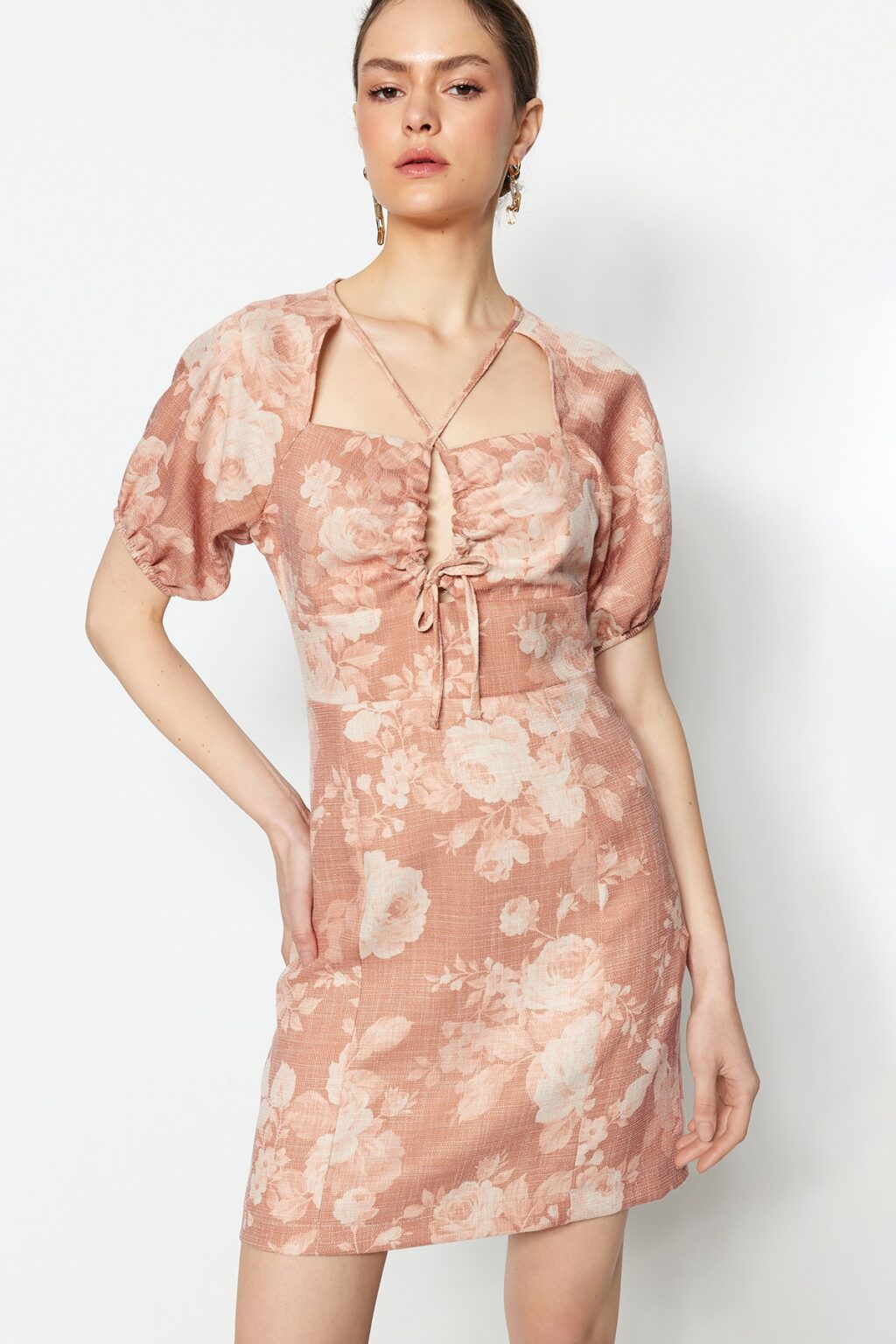 Trendyol Camel Floral A-line vászon megjelenésű mini szőtt ruha nyakkendő részletekkel