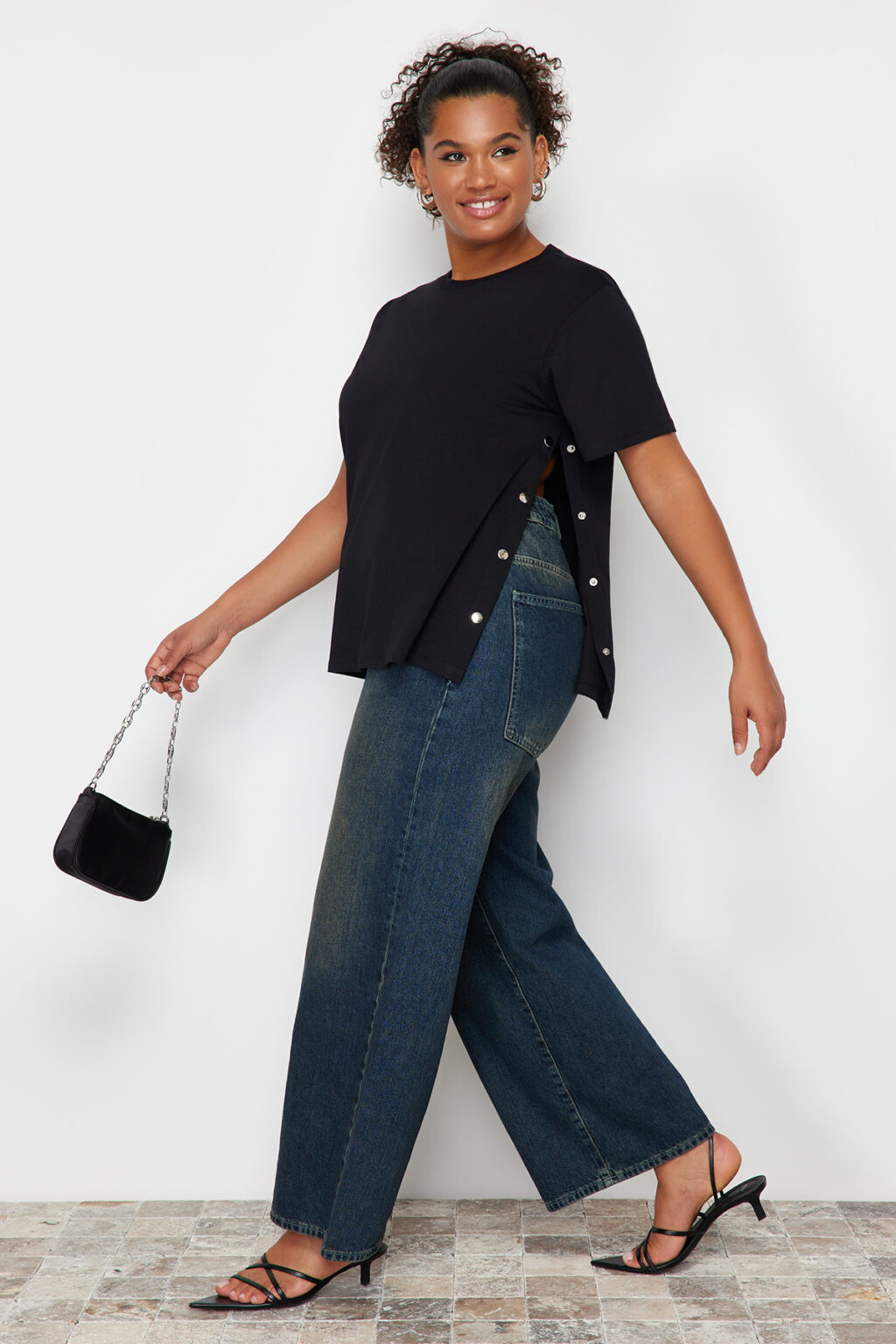 Trendyol Curve Black Boyfriend Fit Side Snap Detail 100% Cotton Knitted Plus Size T-shirt