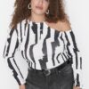 Trendyol Curve Black Fitted Cut-out Detailed Patterned Knitted Patterned Blouse