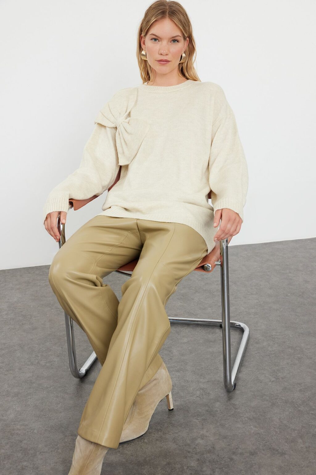 Trendyol Ecru Bow Detailed Soft Textured Knitwear Sweater