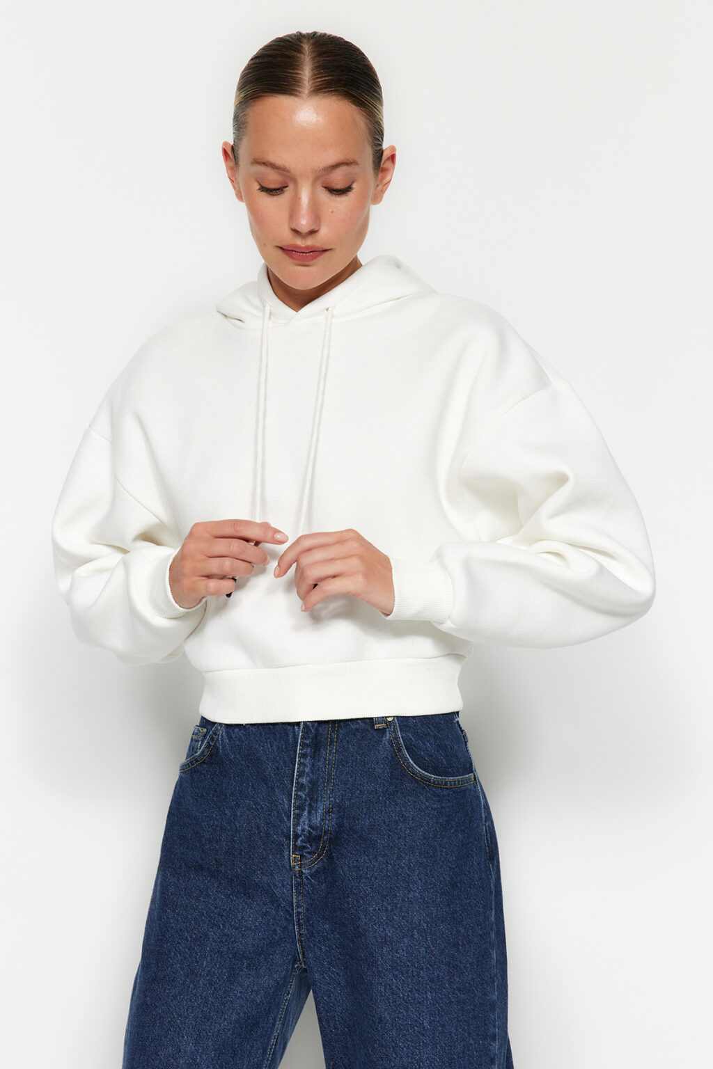 Trendyol Ecru Thick Fleece Hooded Comfort Fit Crop Basic Knitted Sweatshirt