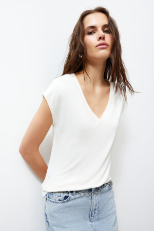 Trendyol Ecru Viscose/Soft Fabric Fitted/Fitted Moon Sleeve V Neck Flexible Knitted Blouse Trendyol Ecru Viscose/Soft Fabric Fitted/Fitted Moon Sleeve V Neck Flexible Knitted Blouse